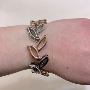 ✨2X HP✨ 🌺 2/$20 Boutique silver and rose gold colored leaf vine bracelet